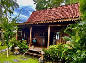 Deluxe Bungalow | Egyptian cotton sheets, premium bedding, pillowtop beds, minibar - Louka Beach Bali (Kubu)