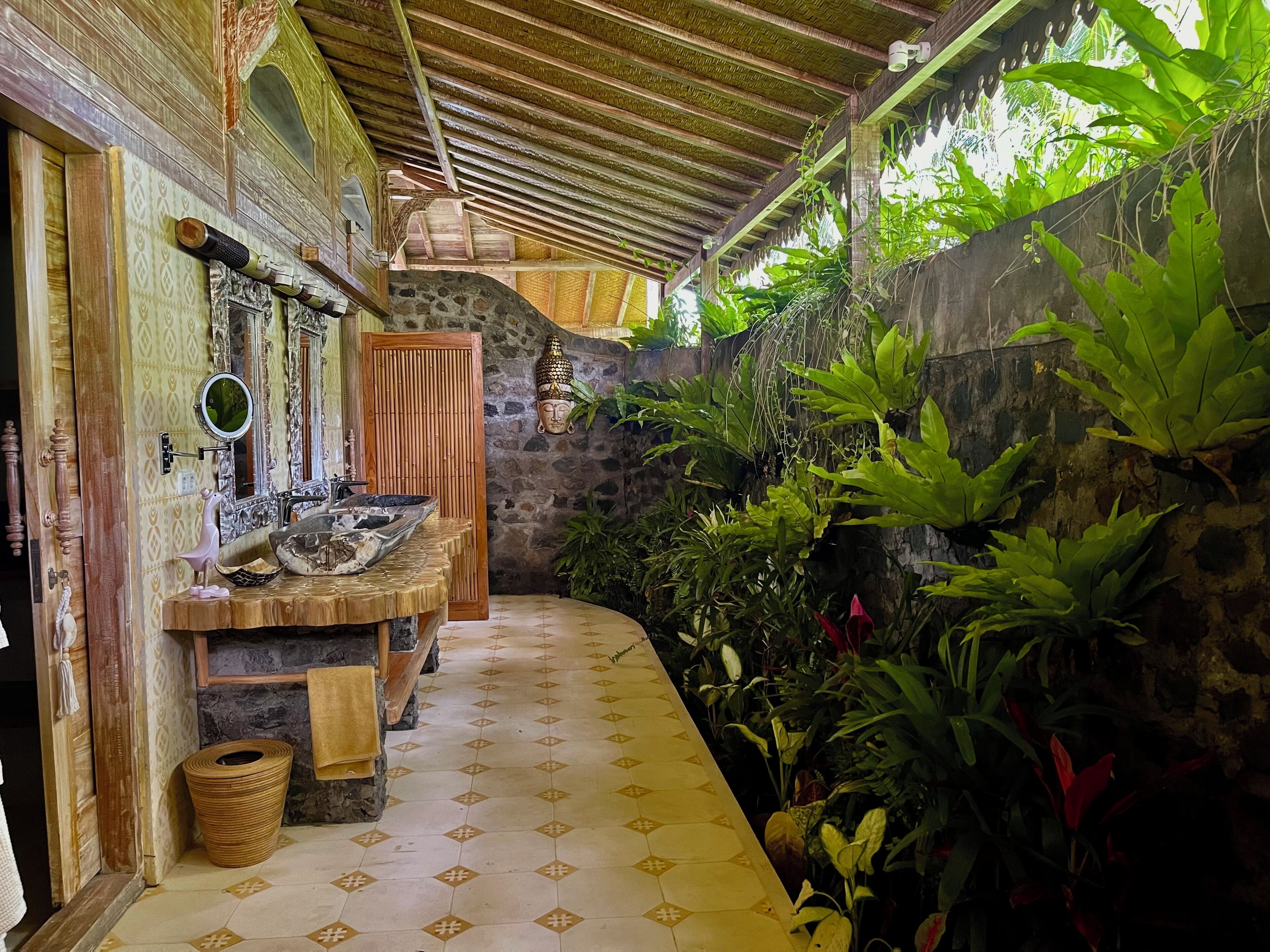 Royal Villa | Bathroom | Shower, rainfall showerhead, designer toiletries, hair dryer
