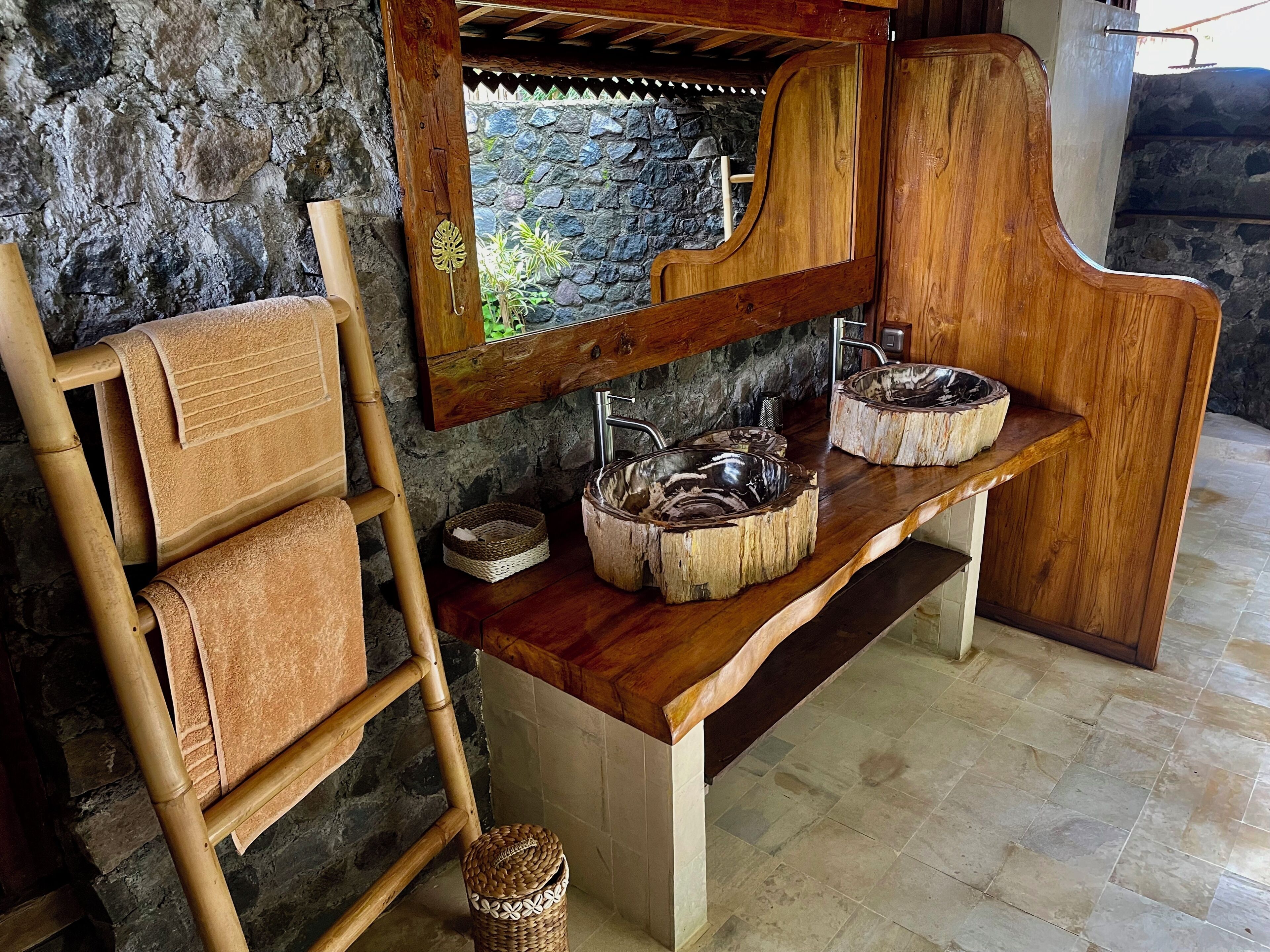 Deluxe-Bungalow | Badezimmer | Dusche, Regendusche, Designer-Toilettenartikel, Haartrockner