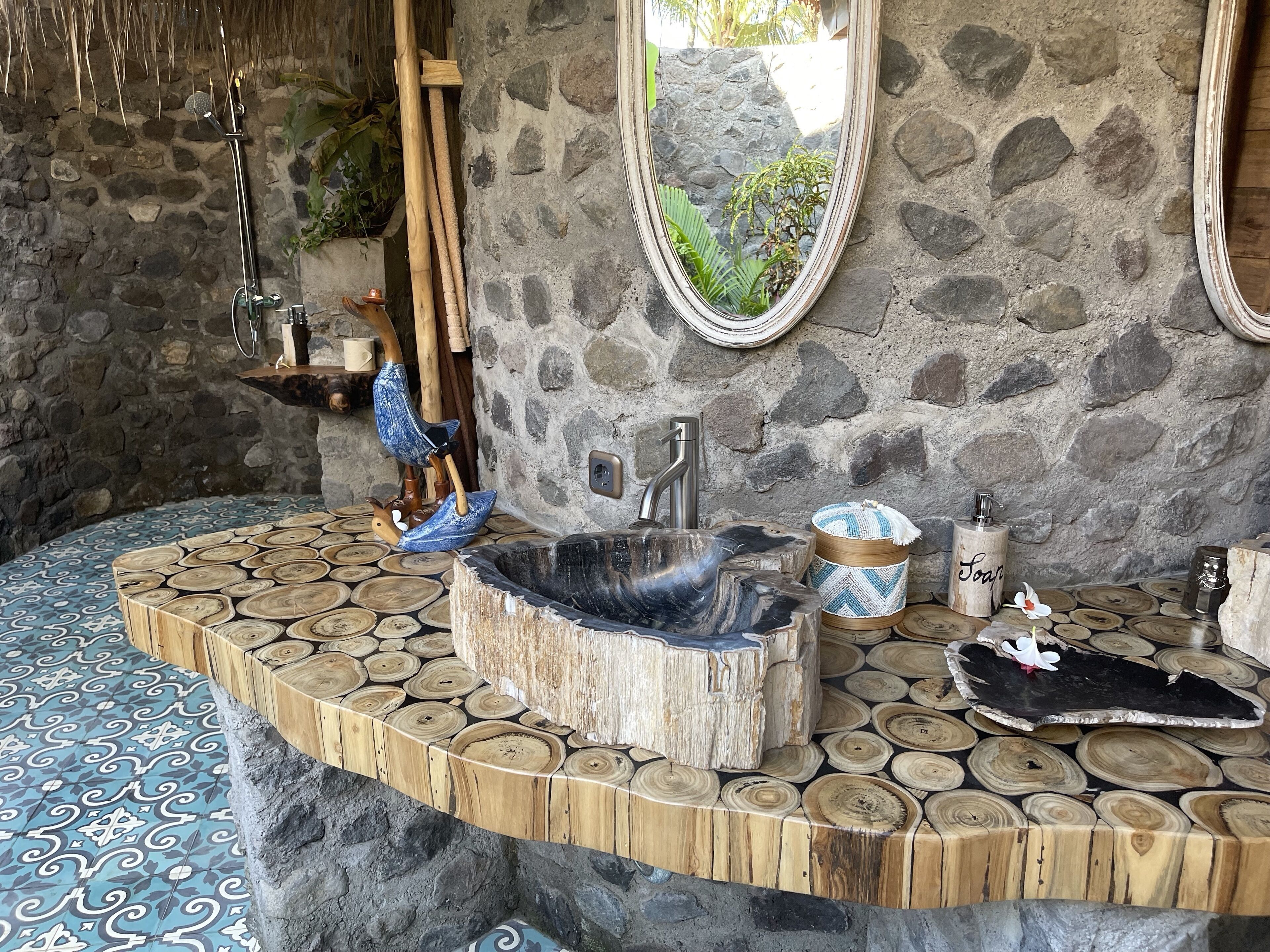 Tavanomainen bungalow | Kylpyhuone | Suihku, sadesuihkupää, designer-hygieniatuotteet, hiustenkuivaaja