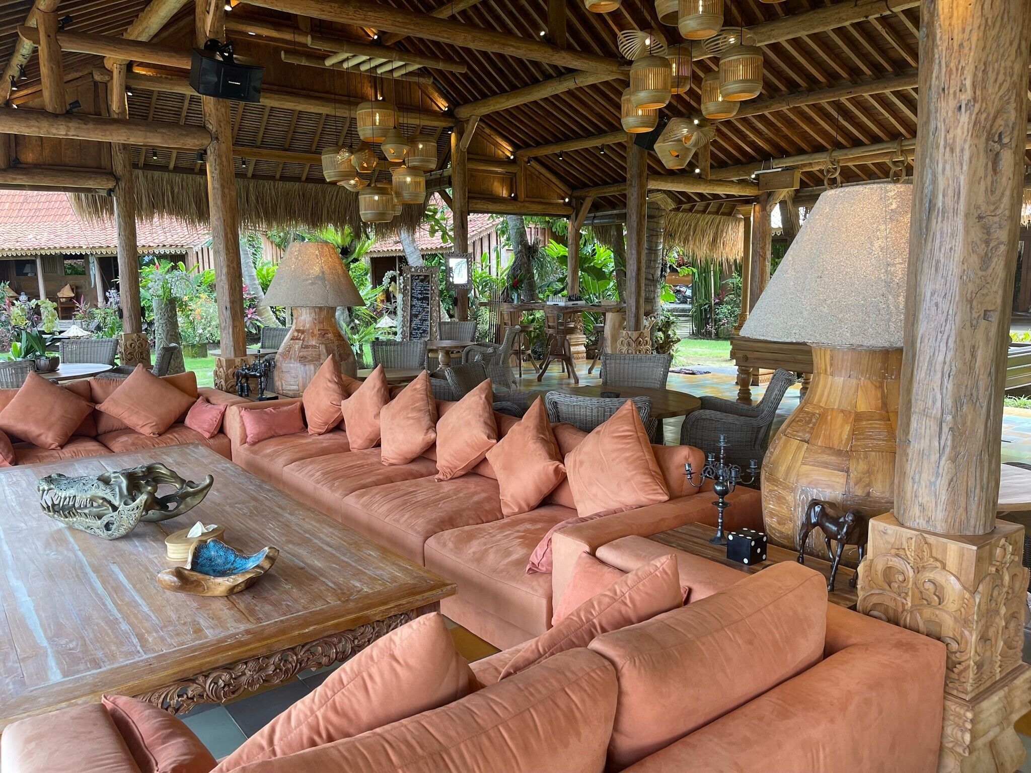 Se sirven desayunos y almuerzos; cocina indonesia; con vista a la playa