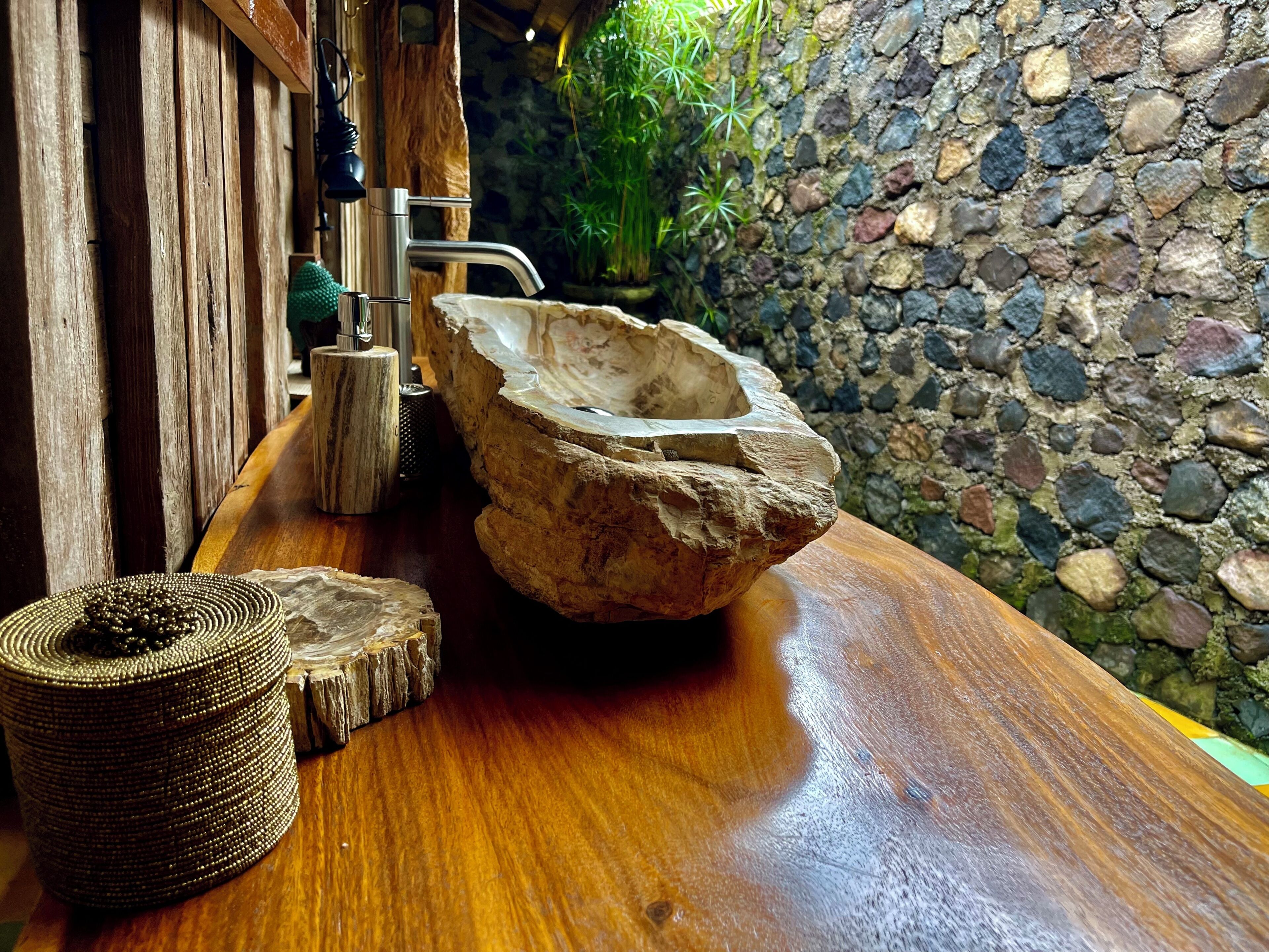 Deluxe-Bungalow | Badezimmer | Dusche, Regendusche, Designer-Toilettenartikel, Haartrockner