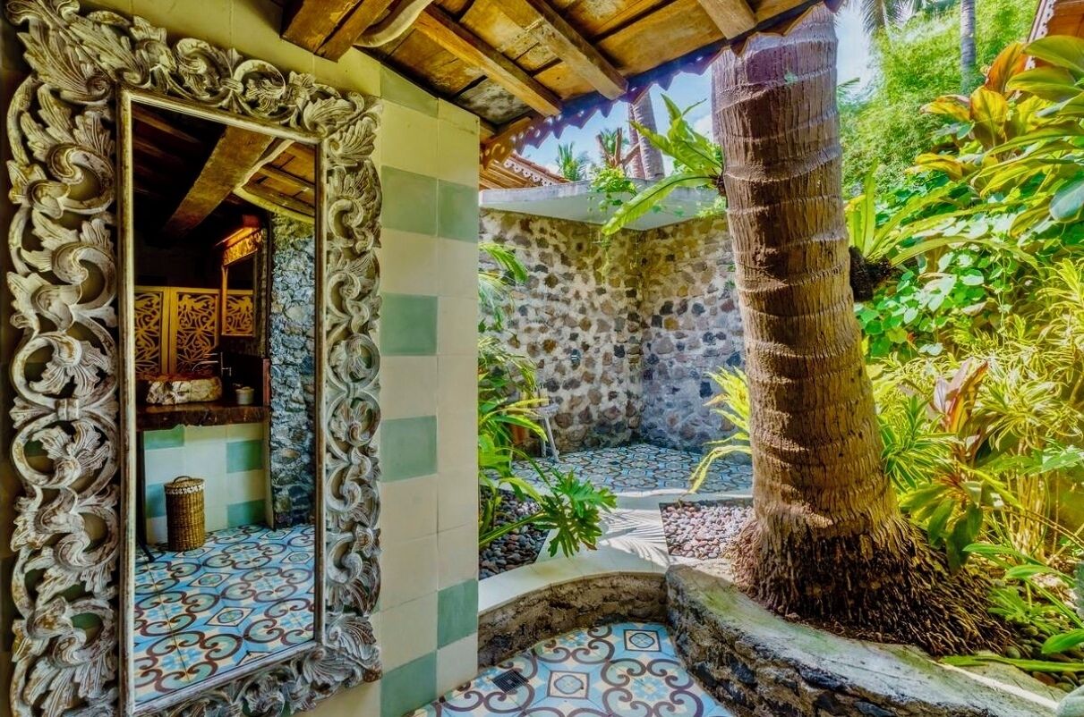 Deluxe Bungalow | Bathroom | Shower, rainfall showerhead, designer toiletries, hair dryer