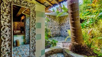 Deluxe Bungalow | Bathroom | Shower, rainfall showerhead, designer toiletries, hair dryer