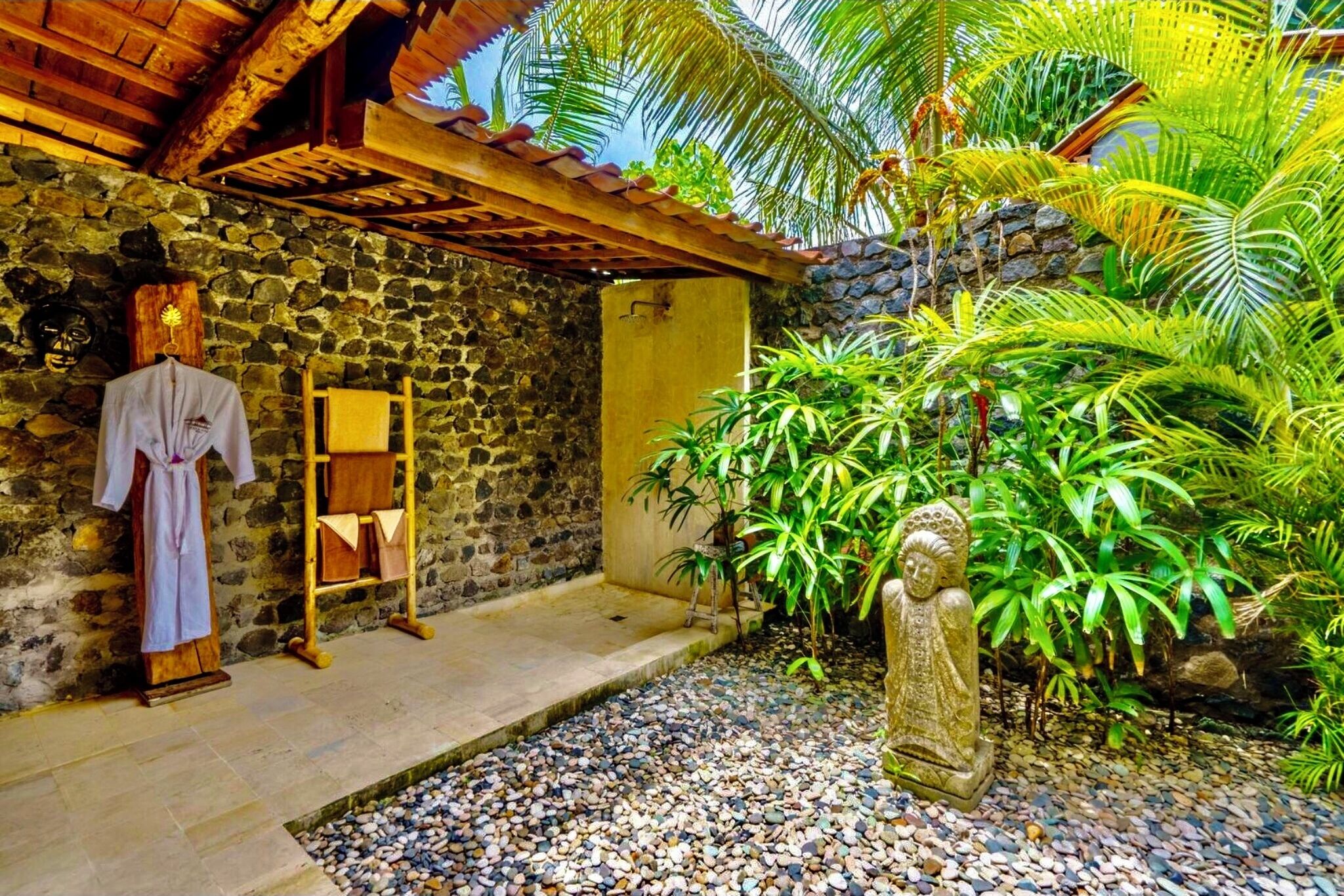 Bungalow Deluxe | Bagno | Doccia, soffione a pioggia, set di cortesia firmato, asciugacapelli