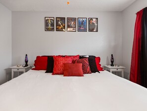 1 bedroom, desk, iron/ironing board, travel cot - Long-Term Stays/King Bed & Sleeper Sofa/Downtown, Close to NRG (Houston)