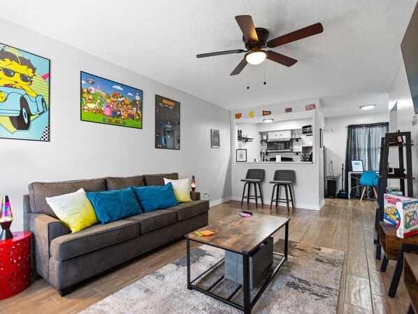 Smart TV, Netflix, streaming services - Long-Term Stays/King Bed & Sleeper Sofa/Downtown, Close to NRG (Houston)