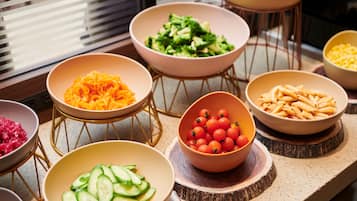 Variedad de recipientes con comida sobre una encimera con una ventana al fondo.