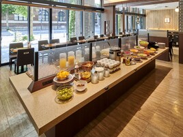 Daily buffet breakfast (JPY 2700 per person)