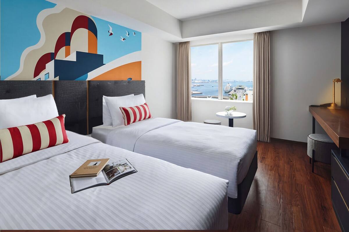 Studio Executive Twin with Harbour View | Down duvets, in-room safe, desk, laptop workspace