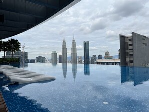 Infinity pool