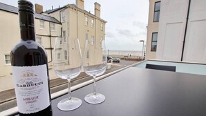 Outdoor dining - Sea View Balcony & Shared Beach Access in Worthing (West Sussex)