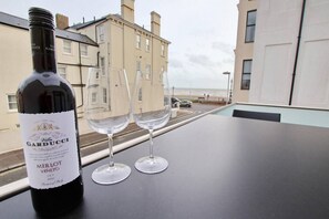 Outdoor dining - Modern holiday apartment in Worthing with sea view (West Sussex)