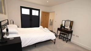 2 bedrooms, iron/ironing board, travel crib, WiFi - Sea View Balcony & Shared Beach Access in Worthing (West Sussex)