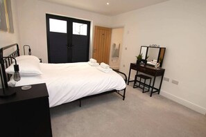 2 habitaciones, tabla de planchar con plancha, cuna de viaje y wifi 
