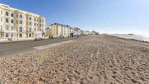 Beach - Sea View Balcony & Shared Beach Access in Worthing (West Sussex)