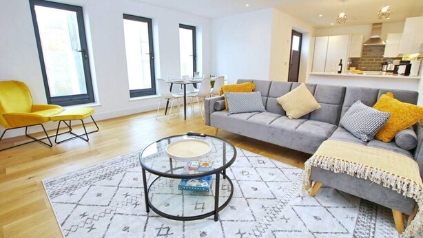 TV, stereo - Sea View Balcony & Shared Beach Access in Worthing (West Sussex)