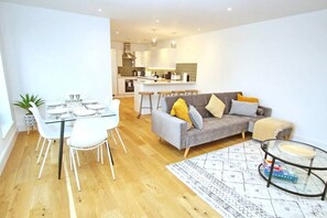 TV, stereo - Modern holiday apartment in Worthing with sea view (West Sussex)