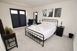 1 bedroom, iron/ironing board, travel cot, WiFi - Modern holiday apartment in Worthing with sea view (West Sussex)