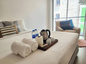 Desk, bed sheets - Patong Bay Inn (Patong)