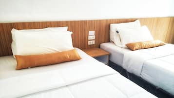 豪華雙床房, 露台 | 書桌、床單