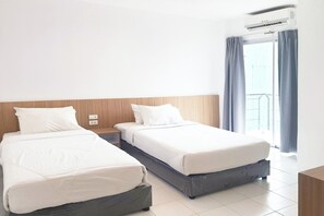 Superior Twin Room | Desk, bed sheets - Patong Bay Inn (Patong)