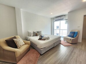 مكتب وملاءات أسرّة