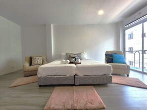 Premier Twin Room, Balcony | Desk, bed sheets - Patong Bay Inn (Patong)
