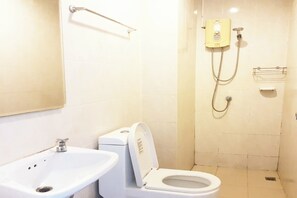 Superior Twin Room | Bathroom | Shower, hair dryer, bidet - Patong Bay Inn (Patong)