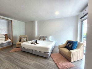 مكتب وملاءات أسرّة