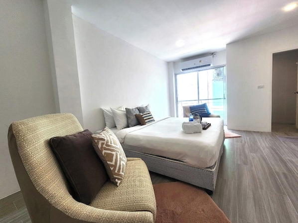 Premier Twin Room, Balcony | Desk, bed sheets