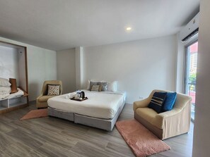 مكتب وملاءات أسرّة