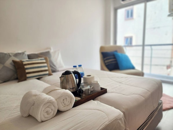 Escritorio y ropa de cama