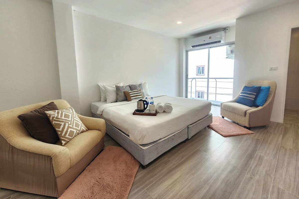 Premier-Zweibettzimmer, Balkon | Schreibtisch, Bettwäsche