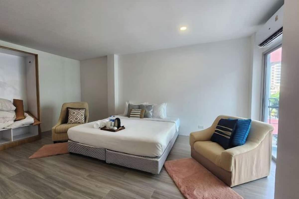 Escritorio y ropa de cama