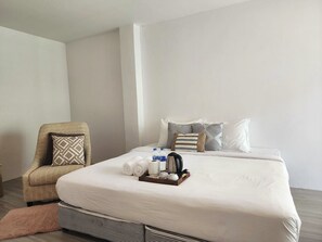 Premier Twin Room, Balcony | Desk, bed sheets - Patong Bay Inn (Patong)