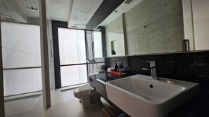 Habitación Deluxe | Baño | Regadera, regadera tipo lluvia, amenidades de baño gratuitas 