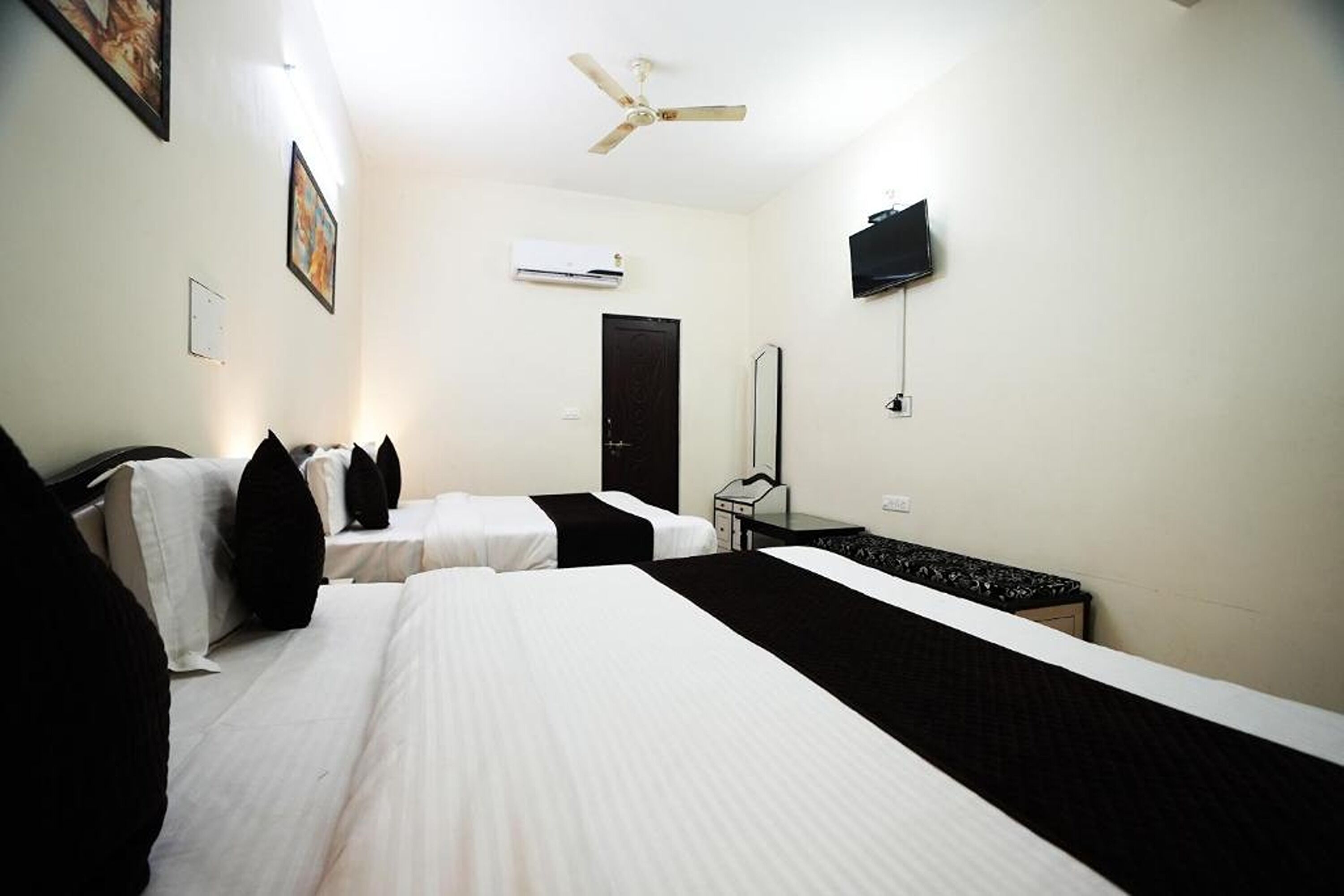 Photo - Hotel Lotus Inn near Udaipur City Railway Station