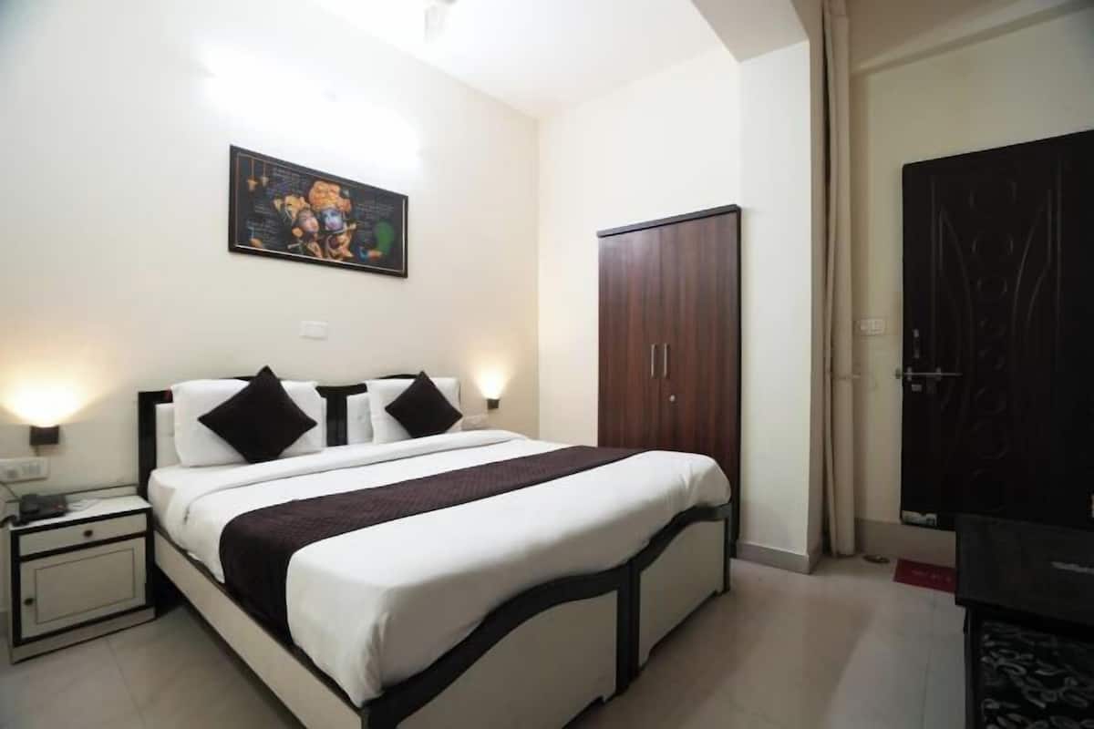 Desk, rollaway beds (surcharge), WiFi (free), bed sheets