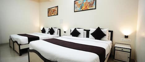 Family Room | Desk, rollaway beds, free WiFi, bed sheets