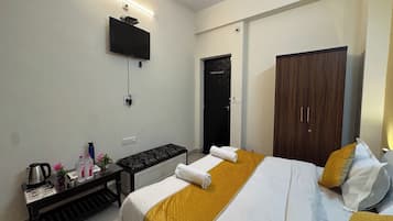 Deluxe Room | Desk, rollaway beds (surcharge), WiFi (free), bed sheets