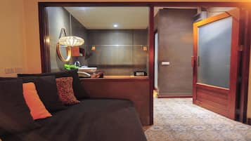 Habitación Deluxe | Caja fuerte, escritorio, wifi gratis y ropa de cama