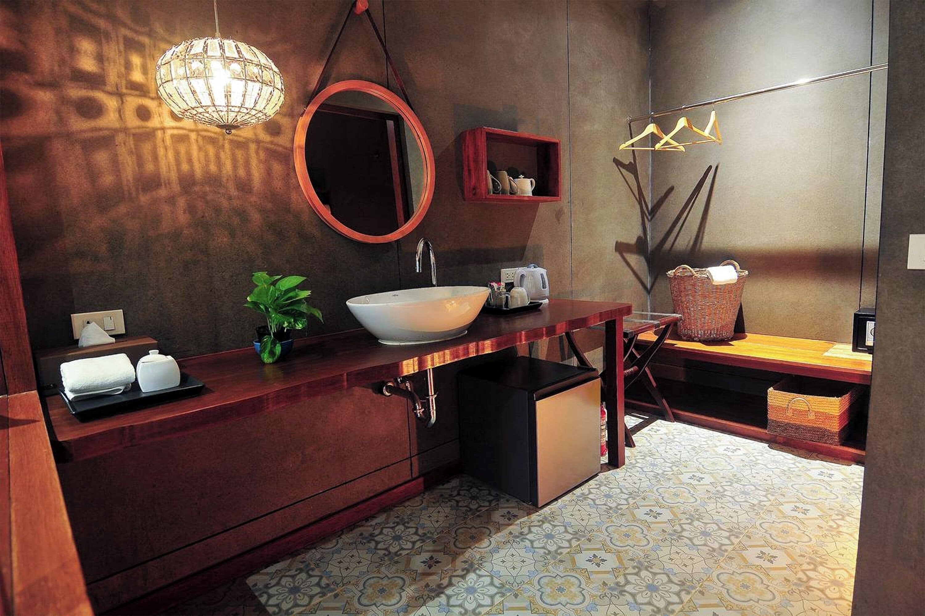 Ein modernes Badezimmer mit einem großen Waschbecken, einem Spiegel und einer hängenden Leuchte.
