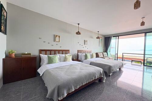 Chambre Familiale, vue mer | Coffres-forts dans les chambres, Wi-Fi gratuit, draps fournis