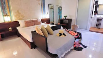 Habitación superior | Caja fuerte, escritorio, wifi gratis y ropa de cama