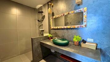 Habitación familiar, vista al mar | Baño | Regadera, amenidades de baño gratuitas, secadora de cabello, toallas