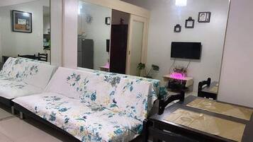 Habitación cuádruple Deluxe | Escritorio, wifi gratis, ropa de cama