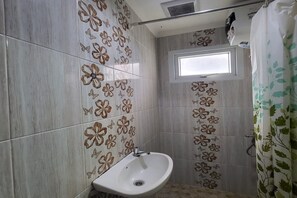 Shower, free toiletries, hair dryer, towels