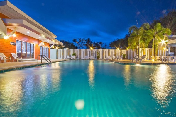 Una piscina al aire libre