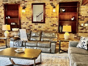 Een smart-tv en boeken